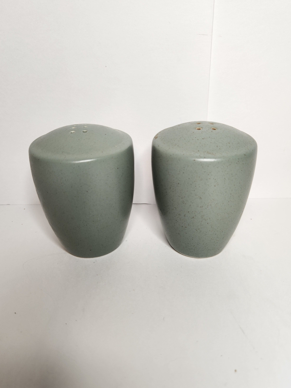 Noritake color wave Stoneware salt & pepper shakers green.